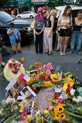 Fans gather around Dolly Parton s Hollywood Walk of Fame star, paying tribute with flowers and notes to the iconic singer, songwriter, actress, business woman, and philanthropist on Tuesday, August 25, 2026. Parton died today after a Brief Battle with cancer, her reps confirmed.  LAP2026082501 JIMxRUYMEN
