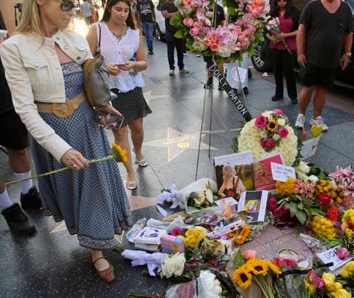 Fans gather around Dolly Parton s Hollywood Walk of Fame star, paying tribute with flowers and notes to the iconic singer, songwriter, actress, business woman, and philanthropist on Tuesday, August 25, 2026. Parton died today after a Brief Battle with cancer, her reps confirmed.  LAP2026082510 JIMxRUYMEN
