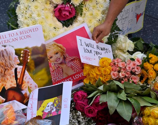 Fans gather around Dolly Parton s Hollywood Walk of Fame star, paying tribute with flowers and notes to the iconic singer, songwriter, actress, business woman, and philanthropist on Tuesday, August 25, 2026. Parton died today after a Brief Battle with cancer, her reps confirmed.  LAP2026082514 JIMxRUYMEN