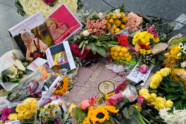 Fans gather around Dolly Parton s Hollywood Walk of Fame star, paying tribute with flowers and notes to the iconic singer, songwriter, actress, business woman, and philanthropist on Tuesday, August 25, 2026. Parton died today after a Brief Battle with cancer, her reps confirmed.  LAP2026082518 JIMxRUYMEN