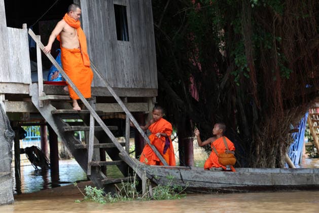 (260826) -- KRATIE, Aug. 26, 2026 -- Monks prepare to board a boat in Kratie province, Cambodia, Aug. 25, 2026. The flooding of the Mekong River has affected 13,688 families across four Cambodian provinces, forcing 1,551 families to evacuate to higher ground, a disaster control spokesperson said Tuesday. Soth Kim Kolmony, spokesperson for the National Committee for Disaster Management (NCDM), said Kratie, Tboung Khmum, Stung Treng, and Kampong Cham provinces have faced severe flooding since last Friday, triggered by the aftermath of Typhoon Saudel. (Photo by Xinhua) CAMBODIA-KRATIE-MEKONG RIVER-FLOOD Sovannara 