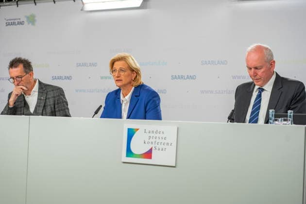 Das Saarland muss nach einem Urteil des Bundesverfassungsgerichts 282 Millionen Euro zusätzlich an seine Beamten auszahlen. Als gerade so machbar bezeichnete das Ministerpräsidentin Anke Rehlinger zusammen mit Innenminister Reinhold Jost und Finanzminister Jakob von Weizsäcker bei der Landespressekonferenz in Saarbrücken am Dienstag (25.8.2026). *** According to a ruling by the Federal Constitutional Court, the state of Saarland must pay an additional 282 million euros to its civil servants. At a state press conference in Saarbrücken on Tuesday, August 25, Minister-President Anke Rehlinger, along with Interior Minister Reinhold Jost and Finance Minister Jakob von Weizsäcker, described this as barely feasible. 2026 bub