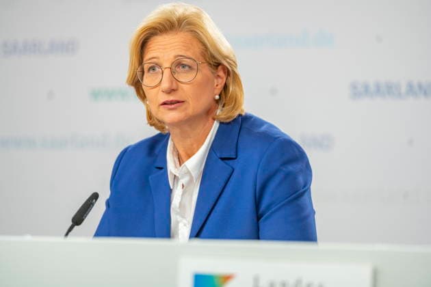 Das Saarland muss nach einem Urteil des Bundesverfassungsgerichts 282 Millionen Euro zusätzlich an seine Beamten auszahlen. Als gerade so machbar bezeichnete das Ministerpräsidentin Anke Rehlinger zusammen mit Innenminister Reinhold Jost und Finanzminister Jakob von Weizsäcker bei der Landespressekonferenz in Saarbrücken am Dienstag (25.8.2026). *** According to a ruling by the Federal Constitutional Court, the state of Saarland must pay an additional 282 million euros to its civil servants. At a state press conference in Saarbrücken on Tuesday, August 25, Minister-President Anke Rehlinger, along with Interior Minister Reinhold Jost and Finance Minister Jakob von Weizsäcker, described this as barely feasible. 2026 bub