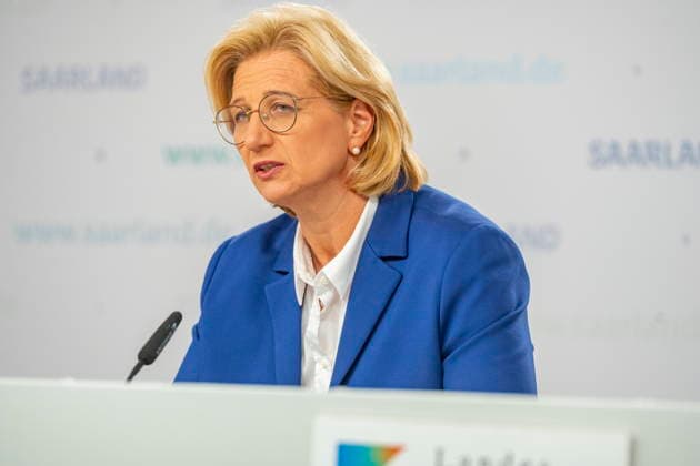 Das Saarland muss nach einem Urteil des Bundesverfassungsgerichts 282 Millionen Euro zusätzlich an seine Beamten auszahlen. Als gerade so machbar bezeichnete das Ministerpräsidentin Anke Rehlinger zusammen mit Innenminister Reinhold Jost und Finanzminister Jakob von Weizsäcker bei der Landespressekonferenz in Saarbrücken am Dienstag (25.8.2026). *** According to a ruling by the Federal Constitutional Court, the state of Saarland must pay an additional 282 million euros to its civil servants. At a state press conference in Saarbrücken on Tuesday, August 25, Minister-President Anke Rehlinger, along with Interior Minister Reinhold Jost and Finance Minister Jakob von Weizsäcker, described this as barely feasible. 2026 bub