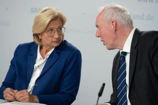 Das Saarland muss nach einem Urteil des Bundesverfassungsgerichts 282 Millionen Euro zusätzlich an seine Beamten auszahlen. Als gerade so machbar bezeichnete das Ministerpräsidentin Anke Rehlinger zusammen mit Innenminister Reinhold Jost und Finanzminister Jakob von Weizsäcker bei der Landespressekonferenz in Saarbrücken am Dienstag (25.8.2026). *** According to a ruling by the Federal Constitutional Court, the state of Saarland must pay an additional 282 million euros to its civil servants. At a state press conference in Saarbrücken on Tuesday, August 25, Minister-President Anke Rehlinger, along with Interior Minister Reinhold Jost and Finance Minister Jakob von Weizsäcker, described this as barely feasible. 2026 bub