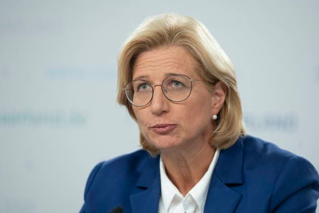 Das Saarland muss nach einem Urteil des Bundesverfassungsgerichts 282 Millionen Euro zusätzlich an seine Beamten auszahlen. Als gerade so machbar bezeichnete das Ministerpräsidentin Anke Rehlinger zusammen mit Innenminister Reinhold Jost und Finanzminister Jakob von Weizsäcker bei der Landespressekonferenz in Saarbrücken am Dienstag (25.8.2026). *** According to a ruling by the Federal Constitutional Court, the state of Saarland must pay an additional 282 million euros to its civil servants. At a state press conference in Saarbrücken on Tuesday, August 25, Minister-President Anke Rehlinger, along with Interior Minister Reinhold Jost and Finance Minister Jakob von Weizsäcker, described this as barely feasible. 2026 bub
