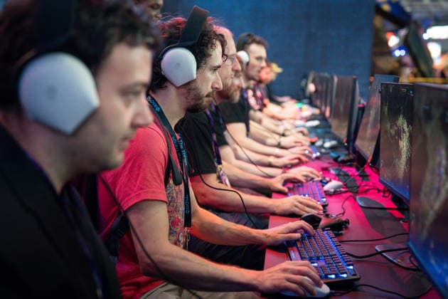 Messe Gamescom 2026 Gamescom startet heute mit dem Fachbesuchertag, das weltweit groesste Messe fuer Computer- und Videospiele in Koeln. Symbolbild von Gamern Spielern mit Kopfhoerern vor Monitoren die, die neuesten Videospiel Trends ausprobieren. Koeln Nordrhein-Westfalen Deutschlad *** Gamescom 2026: Gamescom kicks off today with its trade visitor day. The world s largest trade show for computer and video games takes place in Cologne. Stock photo of gamers wearing headphones in front of monitors, trying out the latest video game trends. Cologne, North Rhine-Westphalia, Germany