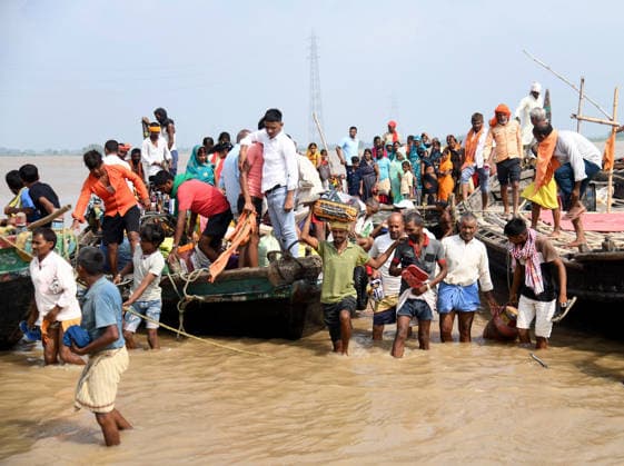 People move to a safer place as the Ganga River s water level rises in Bihar Patna, Aug 26 (ANI): People arrive by boat with their belongings at a safer place from the flood-affected area as the Ganga River s water level rises, in Patna on Wednesday. Patna Bihar India Copyright: xANIx ANI_20260826012