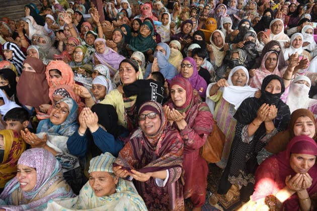 August 26, 2026, Srinagar, Jammu And Kashmir, India: Kashmiri Muslim devotees pray as a priest displays a relic believed to be a hair from the beard of the Prophet Muhammad during a gathering organized for Eid Milad-un-Nabi, also known as Mawlid, which marks the birth anniversary of the Prophet, at the Hazratbal Shrine in Srinagar, Jammu and Kashmir, India, on August 26, 2026. Srinagar India - ZUMAz120 20260826_zip_z120_001 Copyright: xBasitxZargarx