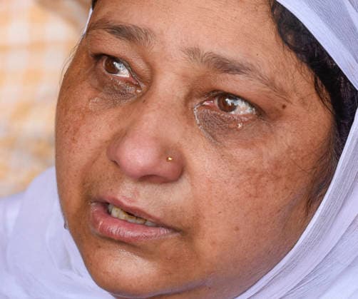 August 26, 2026, Srinagar, Jammu And Kashmir, India: Tears trickling from the eyes of a Kashmir Muslim woman as a priest displays a relic believed to be a hair from the beard of the Prophet Muhammad during a gathering organized for Eid Milad-un-Nabi, also known as Mawlid, which marks the birth anniversary of the Prophet, at the Hazratbal Shrine in Srinagar, Jammu and Kashmir, India, on August 26, 2026. Srinagar India - ZUMAz120 20260826_zip_z120_003 Copyright: xBasitxZargarx