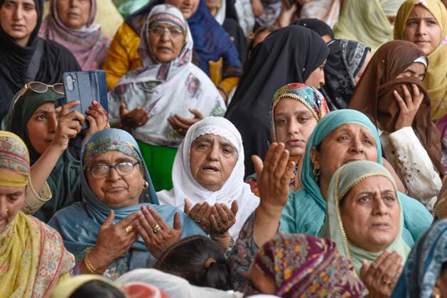 August 26, 2026, Srinagar, Jammu And Kashmir, India: Kashmiri Muslim devotees pray as a priest displays a relic believed to be a hair from the beard of the Prophet Muhammad during a gathering organized for Eid Milad-un-Nabi, also known as Mawlid, which marks the birth anniversary of the Prophet, at the Hazratbal Shrine in Srinagar, Jammu and Kashmir, India, on August 26, 2026. Srinagar India - ZUMAz120 20260826_zip_z120_007 Copyright: xBasitxZargarx
