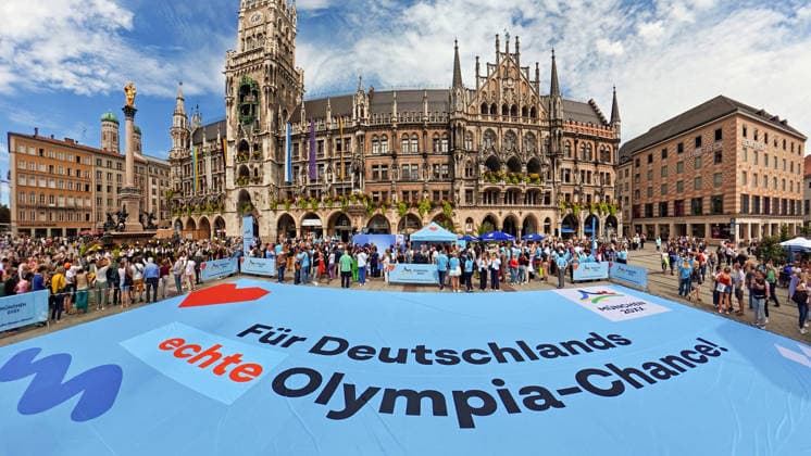 Für Deutschlaands echte Olympia-Chance! Münchner Olympia-Bewerbung mit Riesen-Banner, Marienplatz, München, 26. August 2026 Deutschland, München, 26. August 2026, Für Deutschlaands echte Olympia-Chance! Münchner Olympia-Bewerbung mit 20 x 10 Mweter großem Banner, Marienplatz, Panorama, Countdown zur Entscheidung des Deutschen Olympischen Sportbunds, in genau einem Monat, Bayern *** For Germany s Real Chance at the Olympics: Munich s Olympic Bid with a Giant Banner, Marienplatz, Munich, August 26, 2026 Germany, Munich, August 26, 2026, For Germany’s Real Chance at the Olympics: Munich’s Olympic Bid with a 20 x 10-meter Banner, Marienplatz, Panorama, Countdown to the German Olympic Sports Confederation’s decision, in exactly one month,