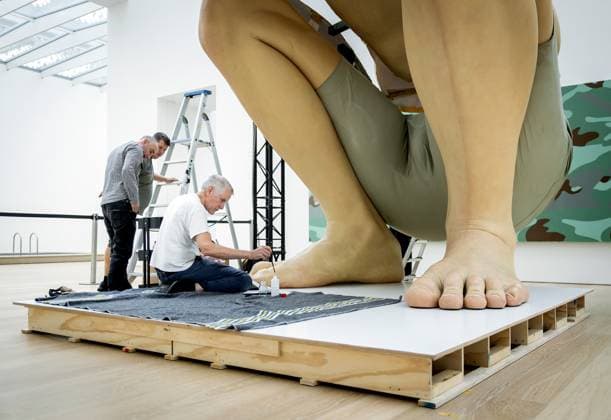WASSENAAR - Artist Ron Mueck during the installation of the meters-high sculpture Boy by the Australian artist, known for his lifelike and enlarged human figures, at Museum Voorlinden. Its arrival coincides with the museum s tenth anniversary. KOEN VAN WEEL ANP netherlands out - belgium out  Copyright: xx x566300803x originalFilename: 566300803.jpg