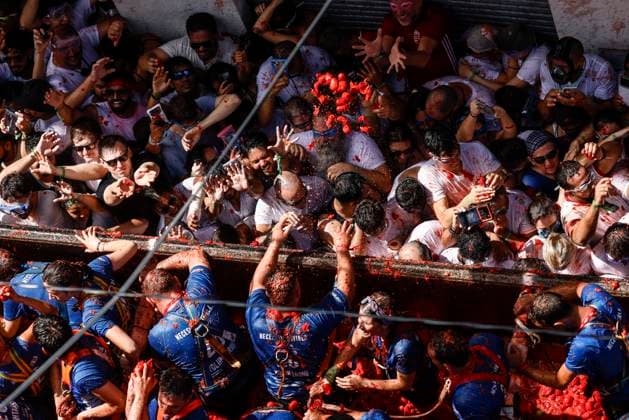 La Tomatina Celebration in Bunol, Valencia, 2026 Several participants in the La Tomatina festival in Bunol throw tomatoes from a truck at the rest of the crowd on August 26, 2026, in Bunol, Valencia, Valencian Community, Spain. La Tomatina is always held on the last Wednesday of August, as part of Bunol’s festival week, and involves participants throwing tomatoes at one another. Seven trucks were needed to transport the 150,000 kilograms of tomatoes thrown during this unique battle, which this year celebrates its 79th anniversary. AUGUST 26, 2026 FESTIVAL TRADITION CULTURE Bunol, Valencia, Valencian Community Bunol, Valencia, Valencian Community, Spain  Copyright: xRoberxSolsonax 7732771