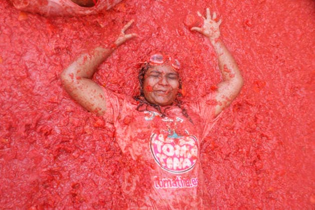 Celebration of La Tomatina in Bunol, Valencia, 2026 Several participants in the La Tomatina festival in Bunol celebrate during the event on August 26, 2026, in Bunol, Valencia, Valencian Community, Spain. La Tomatina is always held on the last Wednesday of August, as part of Bunol’s festival week, and involves participants throwing tomatoes at one another. Seven trucks were needed to transport the 150,000 kilos of tomatoes that were thrown in this unique battle, which this year celebrates its 79th anniversary. AUGUST 26, 2026 FESTIVAL TRADITION CULTURE Bunol, Valencia, Valencian Community Bunol, Valencia, Valencian Community, Spain  Copyright: xRoberxSolsonax 7732783