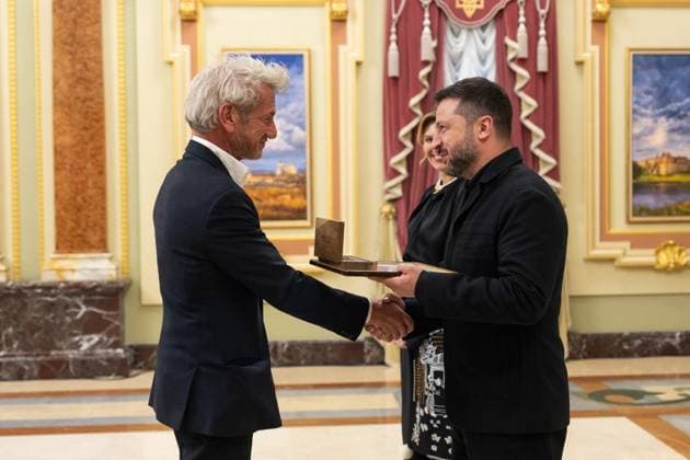 Zelensky Presents National Legend of Ukraine Awards Ukrainian President Volodymyr Zelensky presents the National Legend of Ukraine awards to a number of military personnel and civilians during a ceremony in Ukraine on August 26, 2026. Photo by PRESIDENT OF UKRAINE apaimages Ukraine Ukraine Ukraine 260826_Ukraine_UPO_00(1).jpeg Copyright: xapaimagesxPRESIDENTxOFxUKRAINEx xapaimagesx