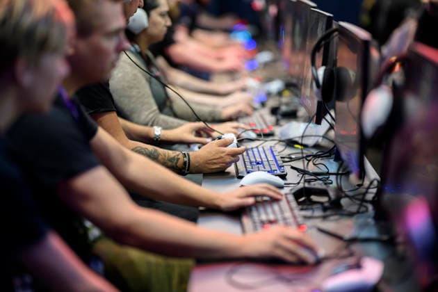 Gamer beim zocken, Arme und Hände mit Tastatur, Maus und Controller, am 26.08.2026 gamescom vom 26.08. - 30.08.2026 in Köln Deutschland. Messe *** Gamers playing video games, with their arms and hands on the keyboard, mouse, and controller, on August 26, 2026, at gamescom, held from August 26–30, 2026, in Cologne, Germany (trade show)
