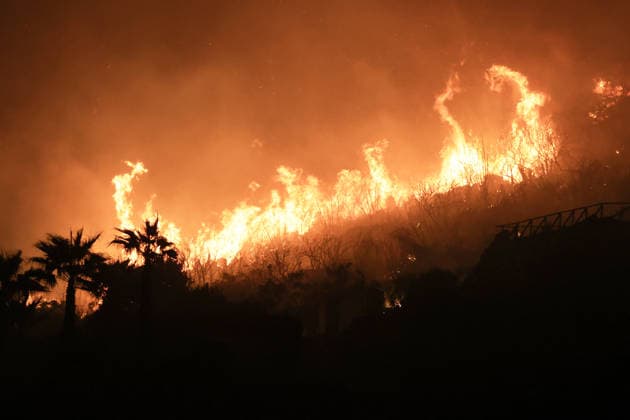 IPA87809007 - The photo shows the massive fire in Scopello that forced many tourists and local residents to flee their homes; numerous teams of forest firefighters and civil defense personnel are on the scene trying to save homes from the flames.  Copyright: xAlbertoxLoxBiancox xAlbertoxLoxBiancox 87809007