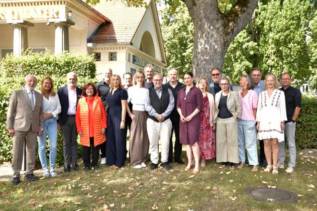 Dieter Hallervorden, Christiane Zander, Marko Pustisek, Brigitte Grothum, Kai Wiesinger, Barbara Maria Sava, Max Tidof, Judith Richter, Heinrich Schafmeister, Frank Lorenz Engel, Nicholas Reinke, Isabell Polak, Nathalie Hallervorden, Anatol Preissler, Maria Hartmann, Katja Wolff, Manfred Langner, Irene Christ, and Phi Foto:xM.xBehrensx xFuturexImagex schlossparktheater_6847