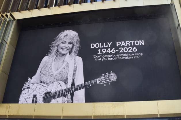 August 26, 2026, London, United Kingdom: A tribute to Dolly Parton is displayed at the arts and entertainment venue Outernet in the West End..The iconic singer, songwriter and actress died aged 80. London United Kingdom - ZUMAs197 20260826_aaa_s197_022 Copyright: xVukxValcicx