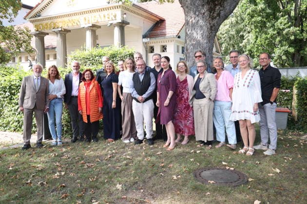 Dieter Hallervorden, Christiane Zander, Marko Pustisek, Brigitte Grothum, Kai Wiesinger, Barbara Maria Sava, Max Tidof, Judith Richter, Heinrich Schafmeister, Frank-Lorenz Engel, Nicholas Reinke, Isabell Polak, Nathalie Hallervorden, Anatol Preissler, Maria Hartmann, Katja Wolff, Manfred Langner, Irene Christ und Philip Tiedemann bei der Jahrespressekonferenz zur Spielzeit 2026 27 im Schlosspark Theater. Berlin, 26.08.2026 *** Dieter Hallervorden, Christiane Zander, Marko Pustisek, Brigitte Grothum, Kai Wiesinger, Barbara Maria Sava, Max Tidof, Judith Richter, Heinrich Schafmeister, Frank Lorenz Engel, Nicholas Reinke, Isabell Polak, Nathalie Hallervorden, Anatol Preissler, Maria Hartmann, Katja Wolff, Manfred Langner, Irene Christ, an Copyright: xAgenturxMatthiasxWehnertx xM.xGränzdörferx