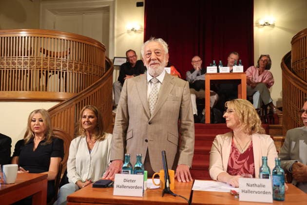 Christiane Zander, Dieter Hallervorden, and Nathalie Hallervorden at the annual press conference for the 2026–27 season at the Schlosspark Theater in Berlin, August 26, 2026 Copyright: xAgenturxMatthiasxWehnertx xM.xGränzdörferx