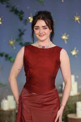 . 26 08 2026. London, United Kingdom. Maisie Williams arriving at the Practical Magic 2 premiere in London.  xStephenxLockx xi-Imagesx IIM-26963-0006