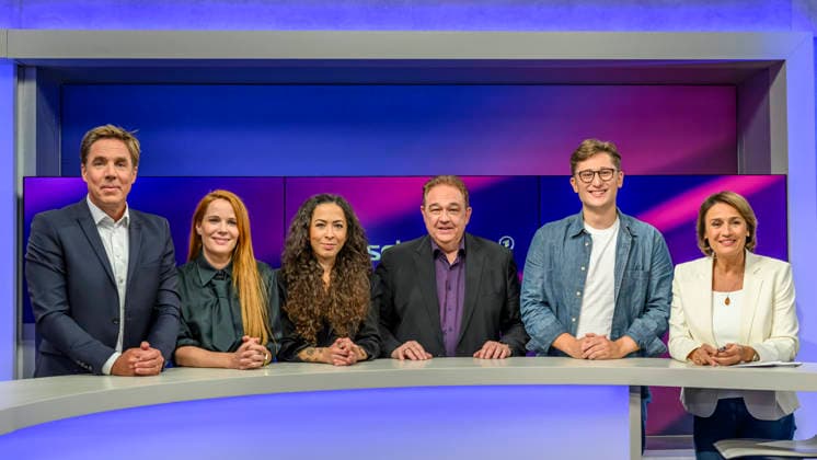 v.l. Markus Feldenkirchen (Der Spiegel), Florence Gaub (Militär- und Sicherheitsexpertin), Anna Schneider (Die Welt), Oliver Kalkofe (Comedian und Schauspieler), Philipp Türmer, SPD (Vorsitzender der Jusos), Sandra Maischberger, GER, Berlin, Studio, zu Gast bei – Maischberger, politische Talkshow, TV, Format, mit Moderatorin – Sandra Maischberger, Das Erste, aus Adlershof – Am Studio 20, 26.08.2026, *** From left: Markus Feldenkirchen, *Der Spiegel*; Florence Gaub, military and security expert; Anna Schneider, *Die Welt*; Oliver Kalkofe, comedian and actor; Philipp Türmer, SPD, Chair of the Jusos; Sandra Maischberger, GER, Berlin, studio, guest on *Maischberger*, political talk show, TV, program, hosted by Sandra Maischberger, Das Erste Copyright: HMBxMedia UwexKoch