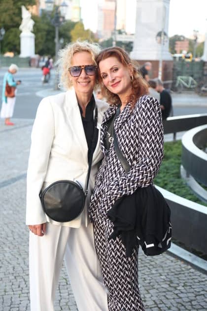 Katja Riemann und Nadine Schori bei der Ankunft zum festlichen Empfang anlässlich der Eröffnung der 15. UFA Filmnächte im Kolonnadenhof auf der Museumsinsel in Berlin. Berlin, 26.08.2026 *** Katja Riemann and Nadine Schori upon their arrival at the festive reception marking the opening of the 15th UFA Film Nights in the Kolonnadenhof on Museum Island in Berlin, August 26, 2026 Copyright: xAgenturxMatthiasxWehnertx xM.xGränzdörferx