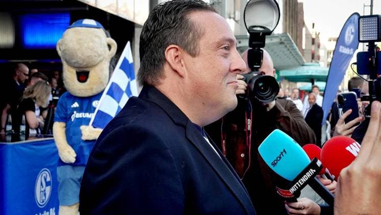 Kino-Premiere Doku FC Schalke 04 ** NUR FÜR REDAKTIONELLE ZWECKE ** EDITORIAL USE ONLY **<p>Der FC Schalke 04 Kult-Fan Lennart Röthemeyer steht am Mittwoch, 26.08.2026 auf dem Blauen Teppich vor dem Kino Schauburg in Gelsenkirchen-Buer. Wenig später hat die Doku Mythos Schalke - Ein Leben lang Premiere. Deutschland NRW Gelsenkirchen Copyright: MichaelxKorte *** FC Schalke 04 Documentary Movie Premiere ** FOR EDITORIAL PURPOSES ONLY ** EDITORIAL USE ONLY ** p FC Schalke 04 cult fan Lennart Röthemeyer stands on the blue carpet in front of the Schauburg movie theater in Gelsenkirchen-Buer on Wednesday, August 26, 2026. Shortly thereafter, the documentary *Mythos Schalke: Ein Leben lang* premieres in Germany, North Rhine-Westphalia, G Copyright: MichaelxKorte doc87bxrzkfzxc6j9dlfxb ,EDITORIAL USE ONLY