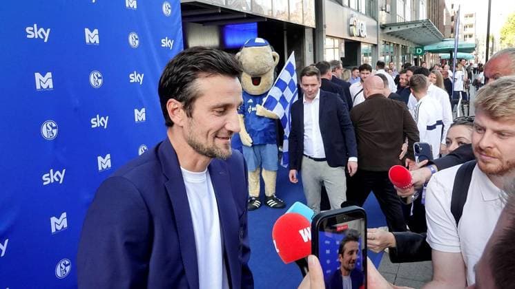 Kino-Premiere Doku FC Schalke 04 ** NUR FÜR REDAKTIONELLE ZWECKE ** EDITORIAL USE ONLY **<p>Der FC Schalke 04 Vorstandsvorsitzende Matthias Tillmann steht am Mittwoch, 26.08.2026 auf dem Blauen Teppich vor dem Kino Schauburg in Gelsenkirchen-Buer. Wenig später hat die Doku Mythos Schalke - Ein Leben lang Premiere. Deutschland NRW Gelsenkirchen Copyright: MichaelxKorte *** FC Schalke 04 Documentary Premiere ** FOR EDITORIAL PURPOSES ONLY ** EDITORIAL USE ONLY ** p FC Schalke 04 CEO Matthias Tillmann stands on the blue carpet in front of the Schauburg Movie Theater in Gelsenkirchen-Buer on Wednesday, August 26, 2026. Shortly thereafter, the documentary *Mythos Schalke: A Lifetime* premieres in Germany, North Rhine-Westphalia, Gelsenk Copyright: MichaelxKorte doc87bxrzoap427xpgrm75 ,EDITORIAL USE ONLY