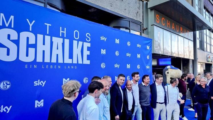 Kino-Premiere Doku FC Schalke 04 ** NUR FÜR REDAKTIONELLE ZWECKE ** EDITORIAL USE ONLY **<p>Gedränge auf dem Blauen Teppich am Mittwoch, 26.08.2026 vor dem Kino Schauburg in Gelsenkirchen-Buer. Wenig später hat die Doku Mythos Schalke - Ein Leben lang Premiere. Deutschland NRW Gelsenkirchen Copyright: MichaelxKorte *** Movie Premiere: FC Schalke 04 Documentary ** FOR EDITORIAL USE ONLY ** EDITORIAL USE ONLY ** p Crowds on the blue carpet on Wednesday, August 26, 2026, in front of the Schauburg movie theater in Gelsenkirchen, Buer. Shortly thereafter, the documentary *Mythos Schalke: A Lifetime* premiered in Germany, North Rhine-Westphalia, Gelsenkirchen. Copyright MichaelxKorte Copyright: MichaelxKorte doc87bxrzs6dgj1fy9utpaz ,EDITORIAL USE ONLY
