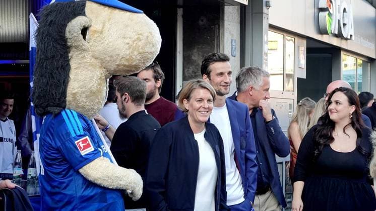 Kino-Premiere Doku FC Schalke 04 ** NUR FÜR REDAKTIONELLE ZWECKE ** EDITORIAL USE ONLY **<p>Die FC Schalke 04 Vorstandsmitglieder Christina Rühl-Hamers (Finanzen) und Matthias Tillmann (Vorsitzender) und Frank Baumann (Sport) (v.l.) stehen am Mittwoch, 26.08.2026 auf dem Blauen Teppich vor dem Kino Schauburg in Gelsenkirchen-Buer. Wenig später hat die Doku Mythos Schalke - Ein Leben lang Premiere. Deutschland NRW Gelsenkirchen Copyright: MichaelxKorte *** Movie Premiere: FC Schalke 04 Documentary ** FOR EDITORIAL PURPOSES ONLY ** EDITORIAL USE ONLY ** p FC Schalke 04 board members Christina Rühl Hamers (Finance), Matthias Tillmann (Chairman), and Frank Baumann (Sports) (from left to right) stand on Wednesday, August 26, 2026, on t Copyright: MichaelxKorte doc87bxs02i7qpv14aaop0 ,EDITORIAL USE ONLY