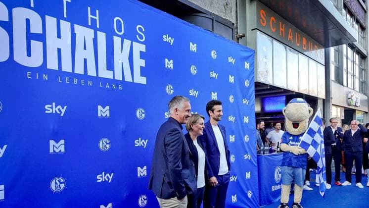 Kino-Premiere Doku FC Schalke 04 ** NUR FÜR REDAKTIONELLE ZWECKE ** EDITORIAL USE ONLY **<p>Die FC Schalke 04 Vorstandsmitglieder Frank Baumann (Sport), Christina Rühl-Hamers (Finanzen) und Matthias Tillmann (Vorsitzender) (v.l.) stehen am Mittwoch, 26.08.2026 auf dem Blauen Teppich vor dem Kino Schauburg in Gelsenkirchen-Buer. Wenig später hat die Doku Mythos Schalke - Ein Leben lang Premiere. Deutschland NRW Gelsenkirchen Copyright: MichaelxKorte *** Movie Premiere: FC Schalke 04 Documentary ** FOR EDITORIAL PURPOSES ONLY ** EDITORIAL USE ONLY ** p FC Schalke 04 board members Frank Baumann (Sports), Christina Rühl Hamers (Finance), and Matthias Tillmann (Chairman; from left to right) stand on the blue carpet in front of the Scha Copyright: MichaelxKorte doc87bxs0cuqt115czy8ovu ,EDITORIAL USE ONLY