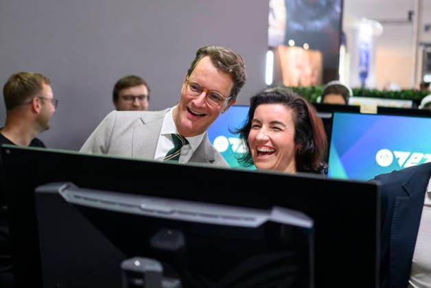 Hendrik Wüst (CDU, Ministerpräsident des Landes Nordrhein-Westfalen) und Dorothee Bär (CSU, Bundesministerin für Forschung, Technologie und Raumfahrt) spielen an einem Computer FC27 von EA Sports, Presserundgang. Politische Eröffnung der gamescom, am 26.08.2026 gamescom vom 26.08. - 30.08.2026 in Köln Deutschland. Messe *** Hendrik Wüst (CDU), Minister President of North Rhine-Westphalia, and Dorothee Bär (CSU), Federal Minister of Research, Technology, and Space, are playing EA Sports’ FC27 on a computer, Press tour: Political opening of gamescom, August 26, 2026. gamescom takes place from August 26 to August 30, 2026, at the Cologne Trade Fair in Cologne, Germany.