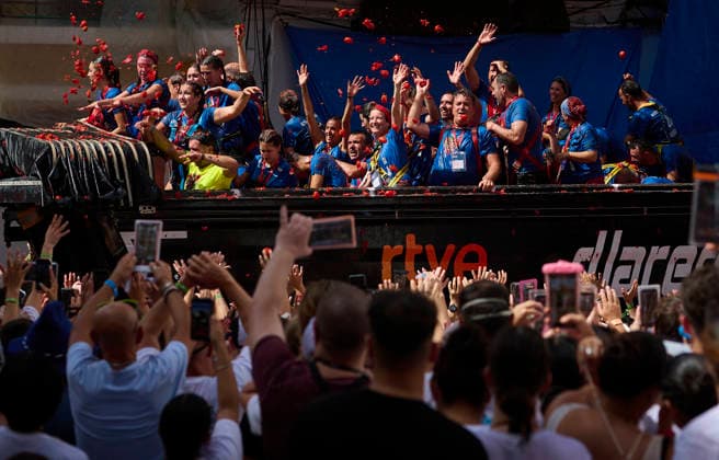 (260826) -- BUNOL(SPAIN), Aug. 26, 2026 -- People participate in the annual tomato fight (La Tomatina) in Bunol near Valencia, Spain, Aug. 26, 2026. (Photo by Xinhua) SPAIN-BUNOL-TOMATO FIGHT PabloxMorano 