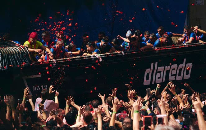 (260826) -- BUNOL(SPAIN), Aug. 26, 2026 -- People participate in the annual tomato fight (La Tomatina) in Bunol near Valencia, Spain, Aug. 26, 2026. (Photo by Xinhua) SPAIN-BUNOL-TOMATO FIGHT PabloxMorano 