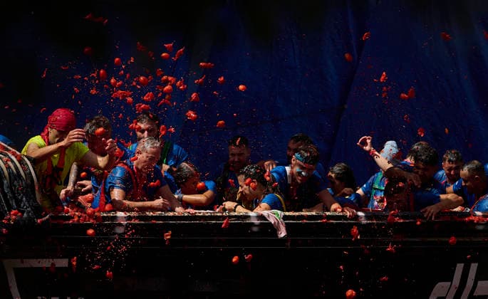 (260826) -- BUNOL(SPAIN), Aug. 26, 2026 -- People participate in the annual tomato fight (La Tomatina) in Bunol near Valencia, Spain, Aug. 26, 2026. (Photo by Xinhua) SPAIN-BUNOL-TOMATO FIGHT PabloxMorano 