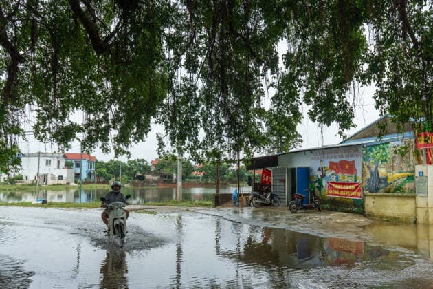 Flooding disrupts life along Vietnam’s riverbanks AN LAC, VIETNAM - AUGUST 26: A person drives a motorcycle through floodwaters surrounding villages along the Cau River after it overflowed following heavy rainfall in An Lac, northern Vietnam on August 26, 2026. Many residents in affected areas have been evacuated as rising water levels inundated homes, roads and agricultural land, leaving some communities partially or completely submerged. Magdalena Chodownik Anadolu An Lac Vietnam. Editorial use only. Please get in touch for any other usage.  Copyright: x2026xAnadoluxMagdalenaxChodownikx