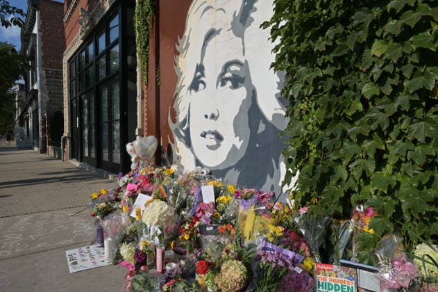 Flowers and candles left by Dolly Parton mural in Chicago CHICAGO, ILLINOIS, UNITED STATES - AUGUST 26: A view of flower bouquets, handwritten notes, and candles left by mourners at the base of the iconic Dolly Parton mural outside The Lytle House event venue in the Edgewater neighborhood in Chicago, Illinois, United States, on August 26, 2026. Fans and members of the community have transformed the local landmark into a growing memorial site to pay their respects following the passing of the country music legend, actress, and philanthropist at age 80. Jacek Boczarski Anadolu Illinois United States. Editorial use only. Please get in touch for any other usage. Copyright: x2026xAnadoluxJacekxBoczarskix