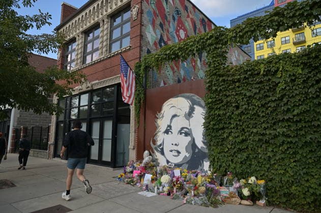 Flowers and candles left by Dolly Parton mural in Chicago CHICAGO, ILLINOIS, UNITED STATES - AUGUST 26: A view of flower bouquets, handwritten notes, and candles left by mourners at the base of the iconic Dolly Parton mural outside The Lytle House event venue in the Edgewater neighborhood in Chicago, Illinois, United States, on August 26, 2026. Fans and members of the community have transformed the local landmark into a growing memorial site to pay their respects following the passing of the country music legend, actress, and philanthropist at age 80. Jacek Boczarski Anadolu Illinois United States. Editorial use only. Please get in touch for any other usage. Copyright: x2026xAnadoluxJacekxBoczarskix