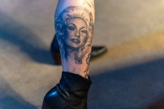 A person shows a tattoo of American singer Dolly Parton during a tribute at Dan Electro s Guitar Bar, in Houston, United States, 26 August 2026. Dolly Parton gathers her fans in Houston with a tribute full of music !ACHTUNG: NUR REDAKTIONELLE NUTZUNG!  Copyright: xCarlosxRamírezx AME2452 20260827-55021233837_1