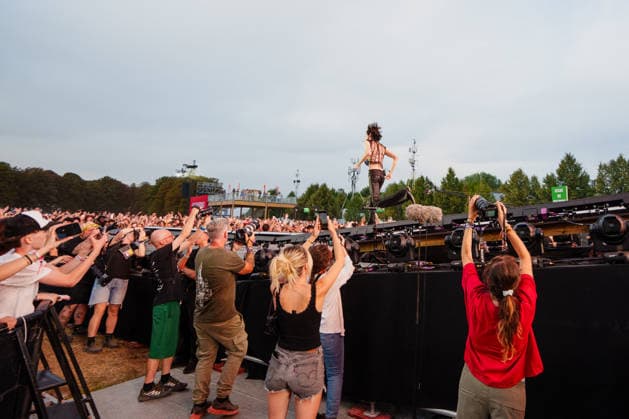 Sombr The artists on stage at the Rock en Seine 2026 festival at the Saint Cloud estate on August 26, 2026 Alexandre Fumeron Bestimage The artists on stage at the Rock en Seine 2026 festival at the Saint Cloud estate on August 26, 2026 Saint Cloud, France  Copyright: xAlexandrexFumeronx xBestimagexAlexandrexFumeronx xBestimagex