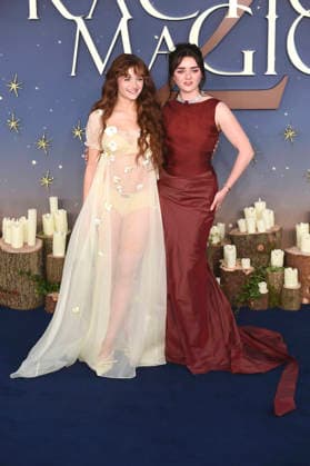 Joey King and Maisie Williams at the premiere of the movie *Practical Magic 2: Enchanted Sisters* at the Odeon Luxe Leicester Square in London, August 26, 2026 Foto:xS.xVasx xFuturexImagex magic_6934