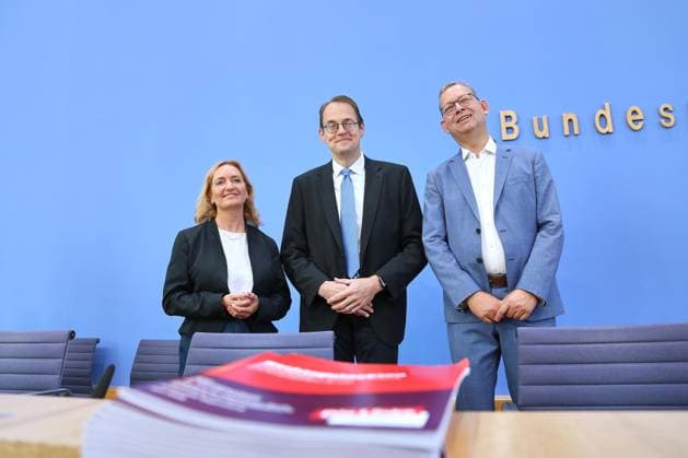 Berlin, Deutschland, 27.08.2026: Bundespressekonferenz: Rechtsgutachten zur Einführung eines bundesweiten Mietendeckels: L-R: Caren Lay, Sprecherin für Mieten-, Bau- und Wohnungspolitik der Fraktion Die Linke im Bundestag, Sören Pellmann, Vorsitzender der Fraktion Die Linke im Bundestag, Thorsten Kingreen, Universität Regensburg *** Berlin, Germany, August 27, 2026 Federal Press Conference: Legal Opinion on the Introduction of a Nationwide Rent Cap L R Caren Lay, Spokesperson for Rent, Construction, and Housing Policy for the Die Linke parliamentary group in the Bundestag; Sören Pellmann, Chair of the Die Linke parliamentary group in the Bundestag; Thorsten Kingreen, University of Regensburg Copyright: xdtsxNachrichtenagenturx dts_131367