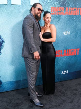Los Angeles Premiere Of A24 s Onslaught LOS ANGELES, CALIFORNIA, USA - AUGUST 26: Jason Momoa and girlfriend Adria Arjona arrive at the Los Angeles Premiere Of A24 s Onslaught held at Regal LA Live on August 26, 2026 in Los Angeles, California, United States. Los Angeles Regal LA Live California United States Copyright: xXavierxCollin ImagexPressxAgencyx