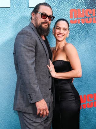 Los Angeles Premiere Of A24 s Onslaught LOS ANGELES, CALIFORNIA, USA - AUGUST 26: Jason Momoa and girlfriend Adria Arjona arrive at the Los Angeles Premiere Of A24 s Onslaught held at Regal LA Live on August 26, 2026 in Los Angeles, California, United States. Los Angeles Regal LA Live California United States Copyright: xXavierxCollin ImagexPressxAgencyx