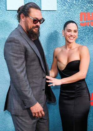 Los Angeles Premiere Of A24 s Onslaught LOS ANGELES, CALIFORNIA, USA - AUGUST 26: Jason Momoa and girlfriend Adria Arjona arrive at the Los Angeles Premiere Of A24 s Onslaught held at Regal LA Live on August 26, 2026 in Los Angeles, California, United States. Los Angeles Regal LA Live California United States Copyright: xXavierxCollin ImagexPressxAgencyx