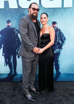 Los Angeles Premiere Of A24 s Onslaught LOS ANGELES, CALIFORNIA, USA - AUGUST 26: Jason Momoa and girlfriend Adria Arjona arrive at the Los Angeles Premiere Of A24 s Onslaught held at Regal LA Live on August 26, 2026 in Los Angeles, California, United States. Los Angeles Regal LA Live California United States Copyright: xXavierxCollin ImagexPressxAgencyx