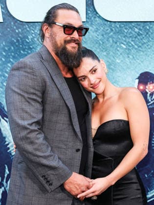 Los Angeles Premiere Of A24 s Onslaught LOS ANGELES, CALIFORNIA, USA - AUGUST 26: Jason Momoa and girlfriend Adria Arjona arrive at the Los Angeles Premiere Of A24 s Onslaught held at Regal LA Live on August 26, 2026 in Los Angeles, California, United States. Los Angeles Regal LA Live California United States Copyright: xXavierxCollin ImagexPressxAgencyx